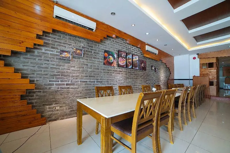 Reddoorz Premium @ Korea Town Angeles City Hotel